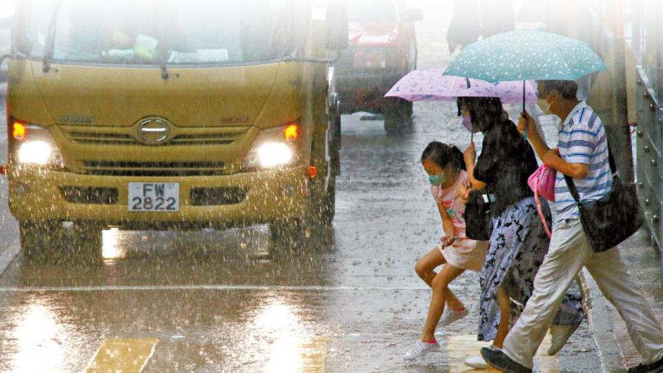 低壓區掀風雨氣溫驟降 黃雨個半鐘 晚上掛一號波