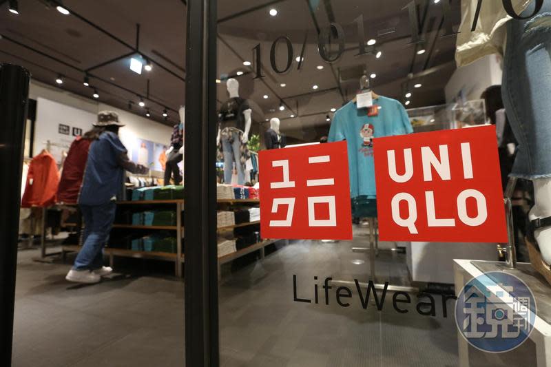 台灣UNIQLO明天起不再免費提供購物紙袋，消費者若需要須自費3元購買。（本刊資料照）