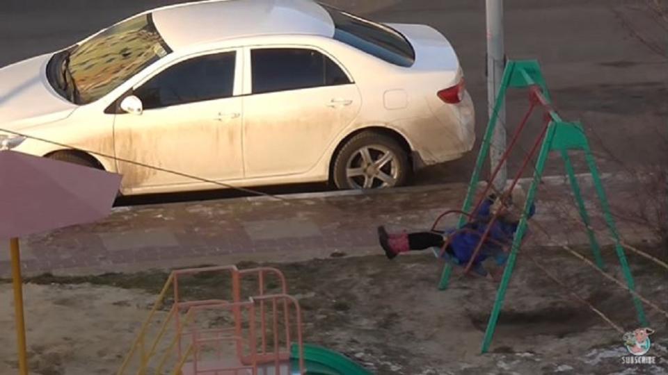 俄羅斯有位母親，想出一個奇招，來陪小孩玩盪鞦韆。（圖／翻攝自ViralHog youtube頻道)