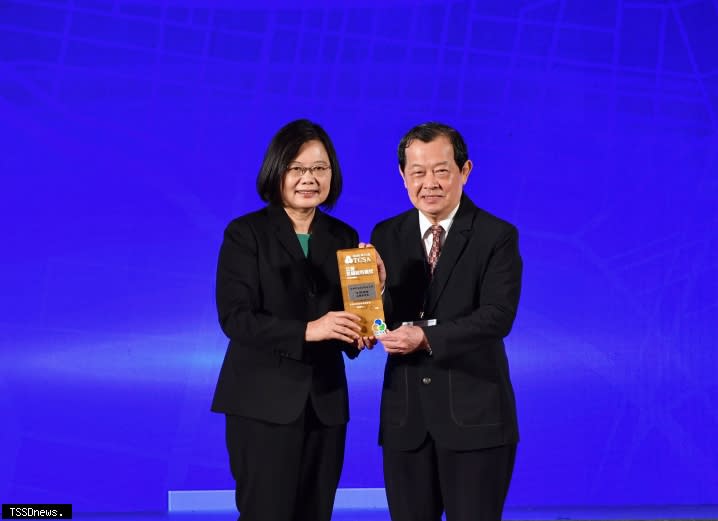台灣中油榮獲TCSA九大獎項，總統蔡英文（左）頒獎，由董事長歐嘉瑞代表接受。