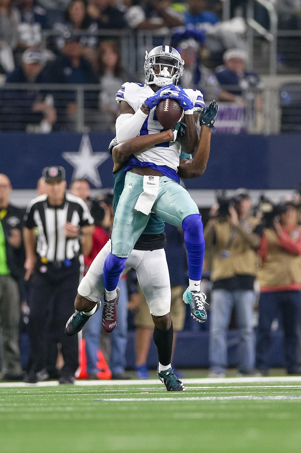<p>Dallas Cowboys Wide Receiver Allen Hurns (17) makes a reception during the game between the Philadelphia Eagles and Dallas Cowboys on December 9, 2018 at AT&T Stadium in Arlington, TX. (Photo by Andrew Dieb/Icon Sportswire) </p>
