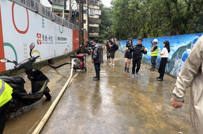 汐止工地周邊巷子積水  狀況已解除 受鋒面影響，新北市18日上午下起大雨，汐止區茄苳 路一處建築工地未做好排水，造成周邊巷子積水，區 公所調度抽水機，積水狀況已經解除。水利局下午將 前往現場會勘，要求做好排水。 （汐止區公所提供） 中央社記者黃旭昇新北傳真  113年4月18日 