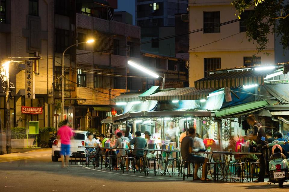 位在轉角的無名麵店，入夜後呈現另一種不同於辧桌的氛圍。