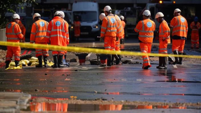 Los funcionarios de Thames Water trabajan en Tollington Road, cerca del cruce con Hornsey Road, Holloway, al norte de Londres, después de que estallara una tubería principal de agua de 36 pulgadas, lo que provocó inundaciones de hasta cuatro pies de profundidad.