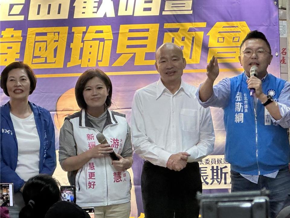 在被宣布被列為國民黨不分區立委第一位後，高雄市前市長韓國瑜（右二）出席立委參選人張斯綱（右ㄧ）的造勢活動時，並未多做回應，僅數度道「謝謝、謝謝」。（丁上程攝）