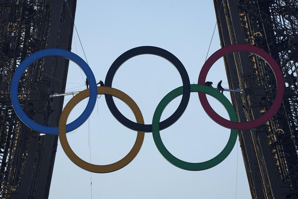 Los anillos olímpicos, vistos sobre la Torre Eiffel, en París, el 7 de junio de 2024. (AP Foto/Michel Euler)