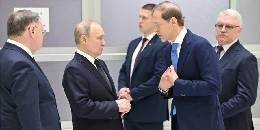 Russian dictator Vladimir Putin surrounded by officials at Almaz-Antey, January 18