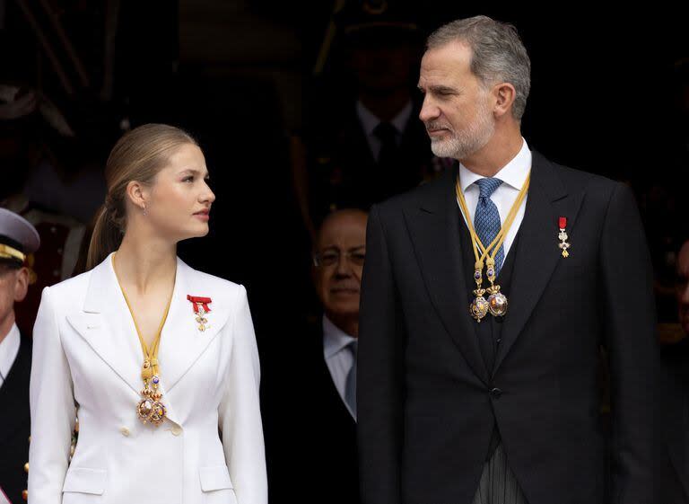 31/10/2023 La princesa Leonor y el Rey Felipe VI a su salida tras el acto de jura de la Constitución ante las Cortes Generales, en el Congreso de los Diputados, a 31 de octubre de 2023, en Madrid (España).