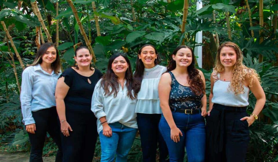 Foto: Stephanie Álvarez, Líder de proyectos técnicos; Amalia López, Auxiliar Administrativa y logística; Gina Montes, CEO; Verónica Vélez, Gestora de proyectos; Stefanía Querubín, Líder de diseño y comunicaciones; Lina Suescún, Líder de proyectos del Ser.