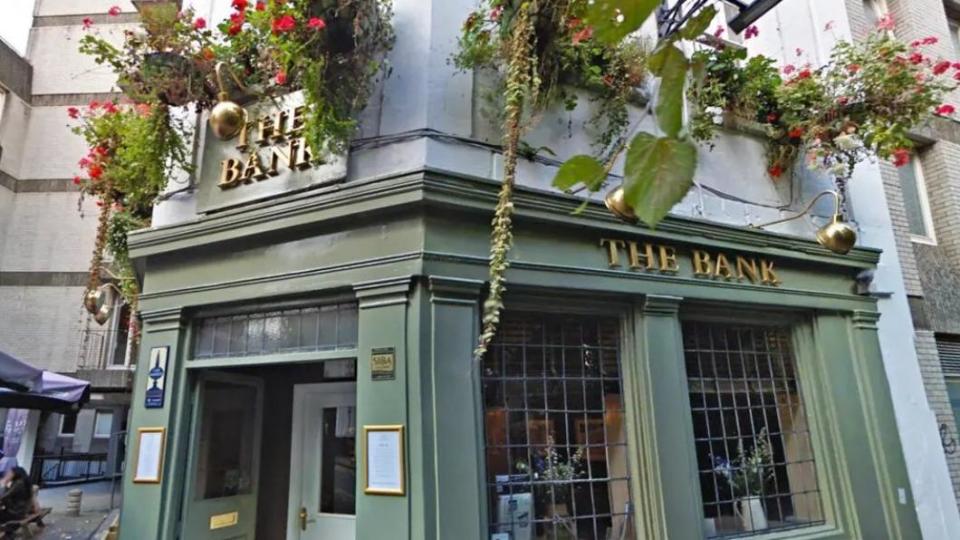 位於英國布里斯托（Bristol）的全球最難預訂餐廳「銀行酒館（Bank Tavern）」。（圖／翻攝自@TMIHARINI推特）