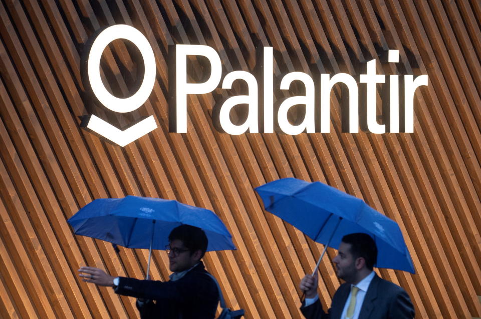 Il logo della società di software statunitense Palantir Technologies è visibile a Davos, Svizzera, il 22 maggio 2022. Foto scattata il 22 maggio 2022. REUTERS/Arnd Wiegmann