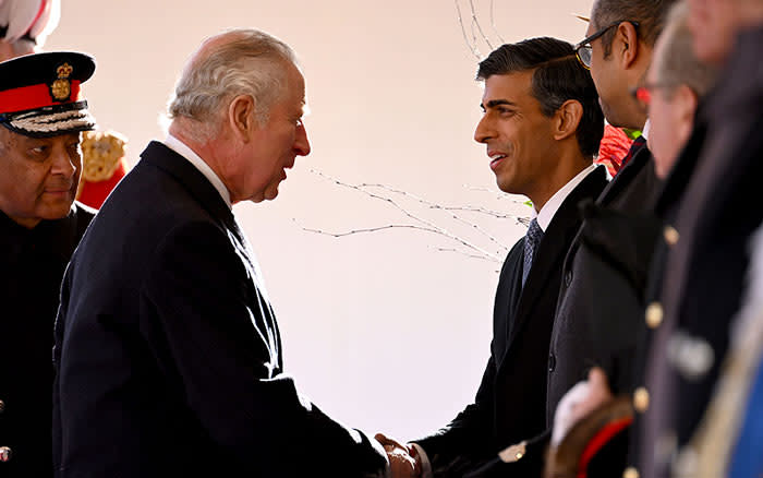 Carlos III y el primer ministro Rishi Sunak