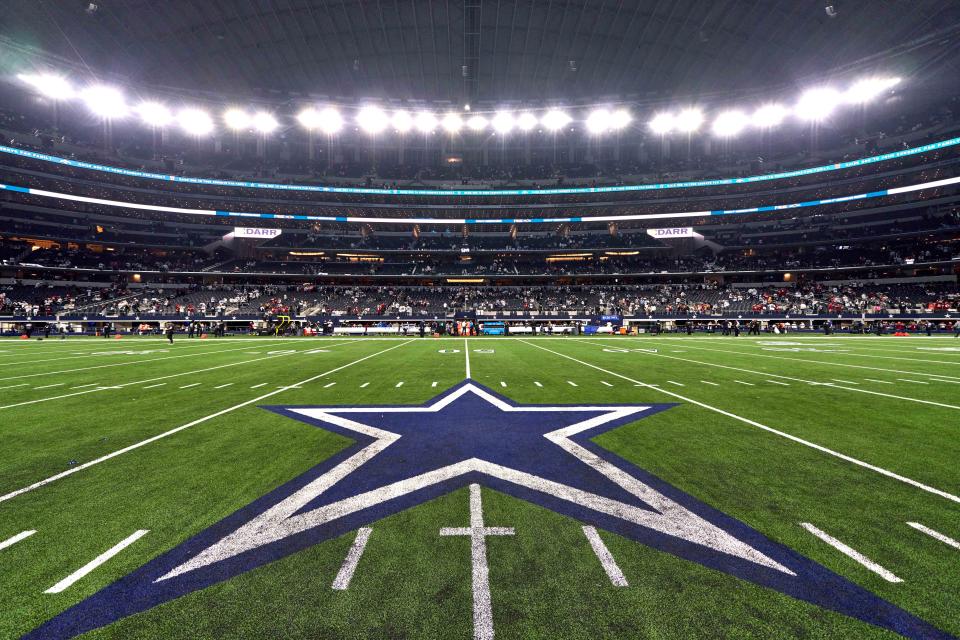 ARLINGTON, TX - Una panorámica del logo de los Dallas Cowboys desde la yarda 50 durante el partido de comodines de la NFC entre los San Francisco 49ers y los Dallas Cowboys el 16 de enero de 2022 en el AT&T Stadium en Arlington, TX. (Foto de Robin Alam/Icon Sportswire via Getty Images)