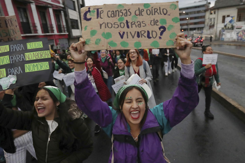 Una mujer en una protesta por el Día Internacional del Aborto Seguro en Quito, Ecuador, el jueves 28 de septiembre de 2023. (AP Foto/Dolores Ochoa)