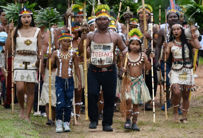 Des indigènes de l'Amazonie colombienne assistent à une cérémonie d'excuses à la Casa Arana à La Chorrera, en Colombie, le 23 avril 2024 (Daniel MUNOZ)