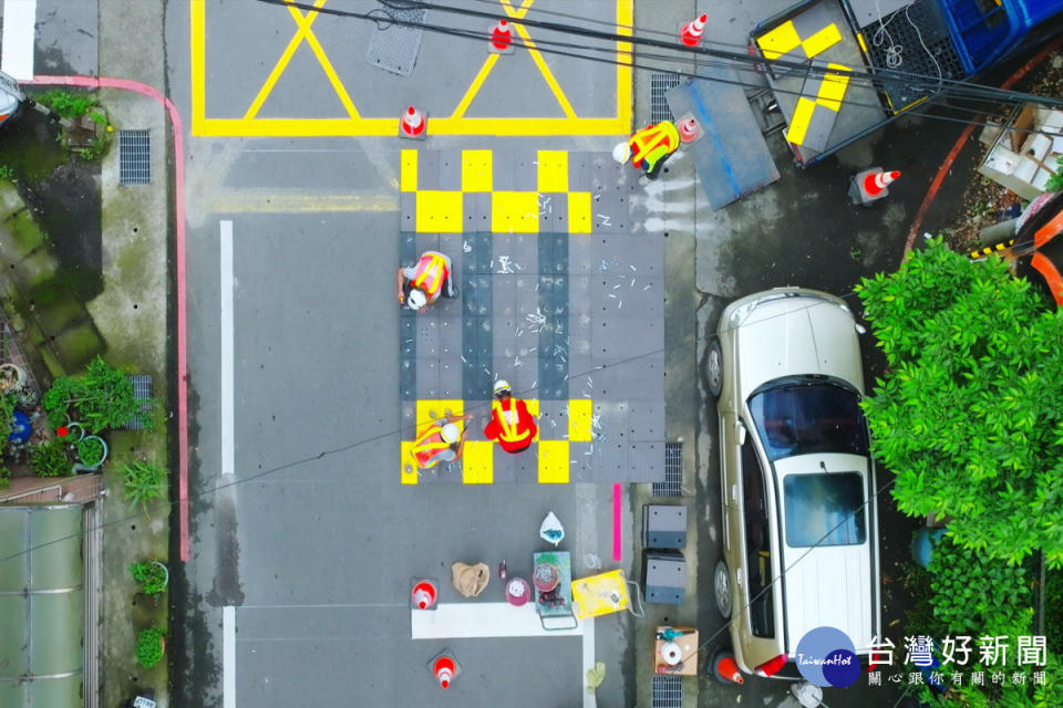 桃園新型「組合式減速平台」平均降速三成，1天內可完成組裝。