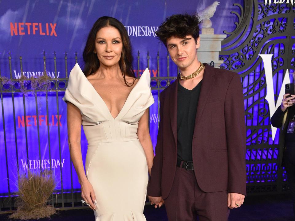 Catherine Zeta-Jones y su hijo Dylan Douglas en la alfombra negra del estreno de la serie Merlina (Foto de LISA O'CONNOR / AFP) (Photo by LISA O'CONNOR/AFP via Getty Images).