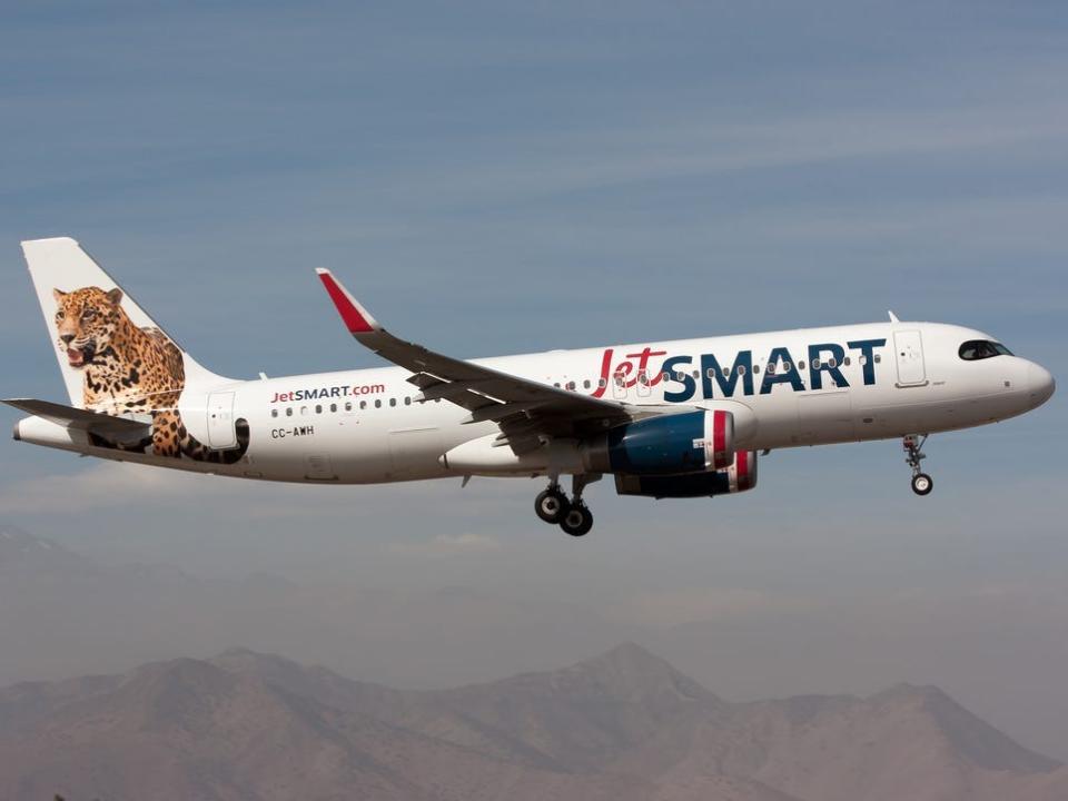 A white JetSmart plane with a picture of a cheetah on the tail.