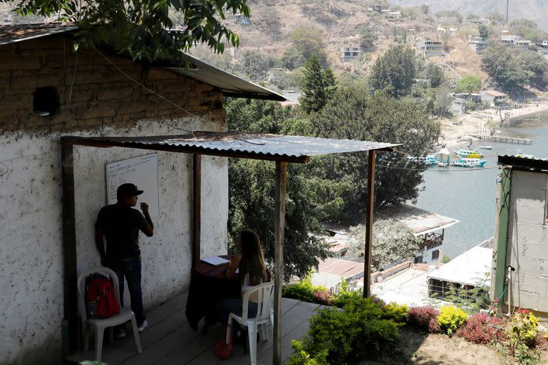 La mochilera y estudiante de español Lola Daehler, de Estados Unidos, es retratada en un salón de clases después de que decidió quedarse en Guatemala, donde se siente más segura para enfrentar el brote de la enfermedad por coronavirus (COVID-19), en San Pedro La Laguna, Sololá, Guatemala