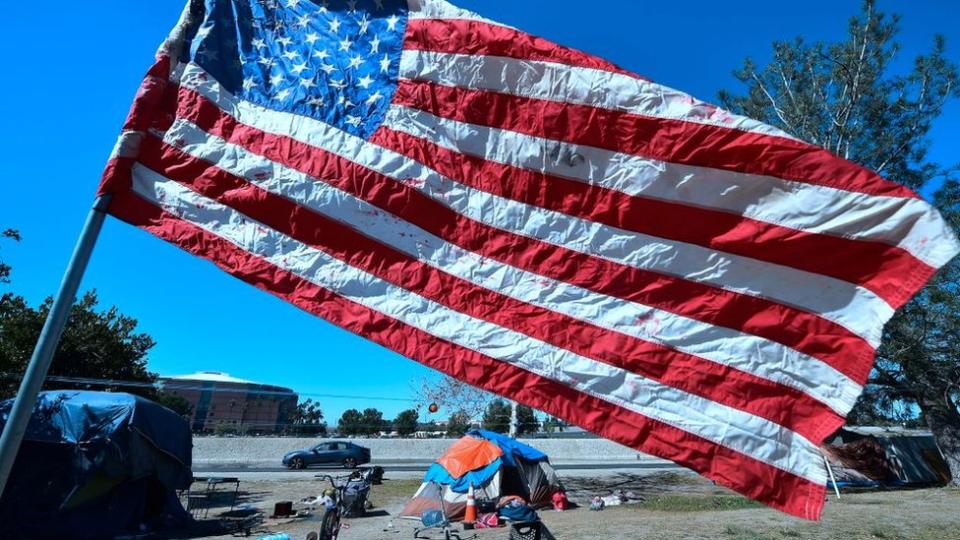 Bandera de EE. UU. en una zona pobre de California