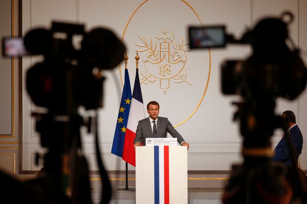 Après Attal et Véran, Castex sonne l'alerte sur le rebond épidémique... en attendant Macron? (photo d'illustration du président de la République prise en juillet 2021) (Photo: via Associated Press)