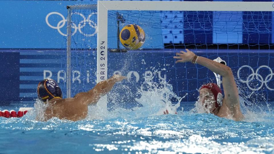 España demuestra su fortaleza ante los Tiburones en las competiciones masculinas de waterpolo