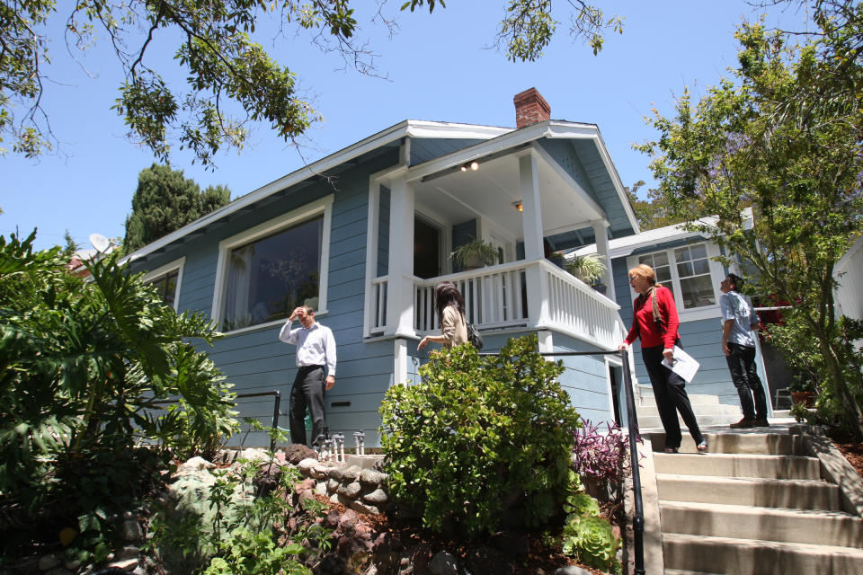 Lors d'une journée portes ouvertes par Prudential Realtor Tracy Do, les acheteurs, agents immobiliers et courtiers intéressés font un flux constant de visiteurs dans et autour de ce bungalow californien des années 1920 dans le Highland Park, qui est coté à 379 000 $.  Le stock de logements a atteint un creux jamais vu depuis l'époque de la bulle.  Cela a laissé les acheteurs faire des portes ouvertes et se précipiter pour enchérir sur les propriétés avant même qu'elles ne soient répertoriées.  Les guerres d'enchères éclatent et les agents se livrent une concurrence féroce pour représenter les quelques vendeurs qui existent.  (Photo de Allen J. Schaben/Los Angeles Times via Getty Images)