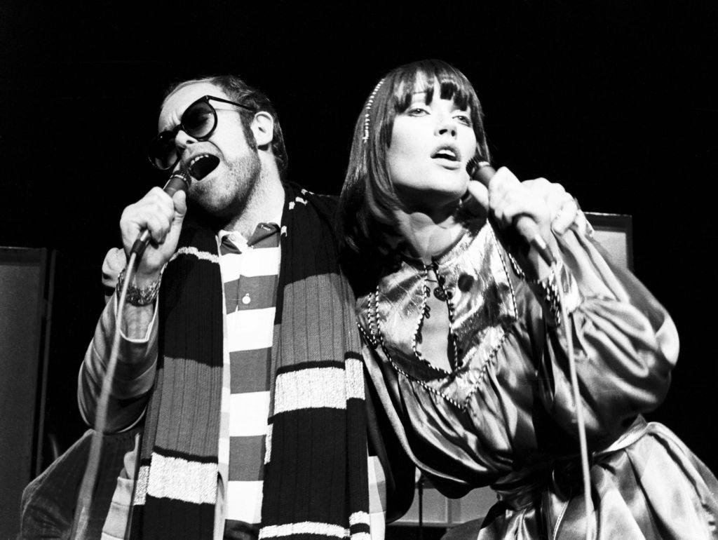 Photo of Kiki DEE and Elton JOHN, Elton John and Kiki Dee performing on stage