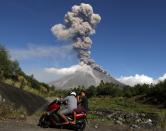 <p>FRM08. DARAGA (FILIPINAS), 23/01/2018. Aldeanos filipinos escapan a un área segura mientras el volcán Mayon entra en erupción hoy, martes 23 de enero de 2018, en la ciudad de Daraga, provincia de Albay (Filipinas). El Instituto Filipino de Vulcanología y Sismología (PHIVOLCS) elevó el 22 de enero el nivel de alerta para el volcán Mayon en medio de temores de una erupción mayor en las próximas horas o días. “Más de 26,000 personas han sido evacuadas a refugios en el área. La zona de peligro se extiende a un radio de 8 kilómetros desde el respiradero de la cumbre. Se recomienda encarecidamente al público que esté atento y desista de ingresar a esta zona de peligro”, agregó el PHIVOLCS. EFE/FRANCIS R. MALASIG </p>