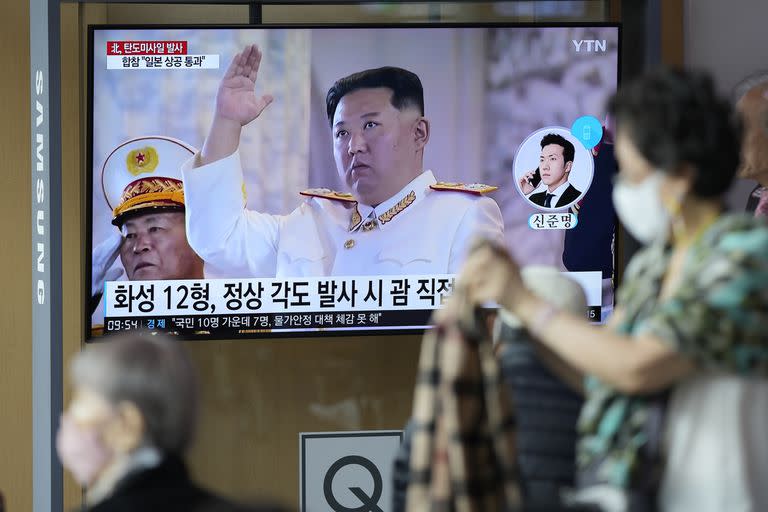 En una pantalla de televisión se ve un programa noticioso que da información sobre un lanzamiento de misiles de Corea del Norte con imágenes de archivo del mandatario norcoreano Kim Jong Un, el martes 4 de octubre de 2022, en la Estación de Tren de Seúl, Corea del Sur. (AP Foto/Lee Jin-man)