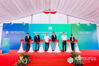 The ceremony was attended by YB Senator Tengku Datuk Seri Utama Zafrul Tengku Abdul Aziz, Minister of Investment, Trade and Industry (left 3); Mr. William Huang, Chairman and CEO of GDS (right 3); YB Lee Ting Han, Johor State Investment, Trade and Consumer Affairs Committee Chairman (right 2); Mr. Dan Newman, CFO of GDS (left 2); Ms. Jamie Khoo, COO of GDS (right 1); and Mr. Jimmy Yu, Senior Vice President of GDS (left 1).