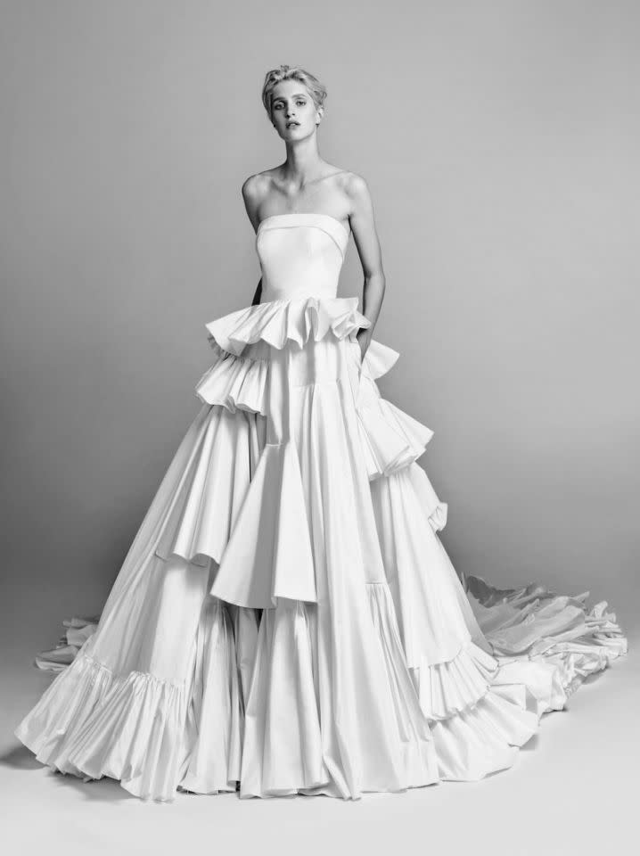 <p>Avec tous ses volants, cette robe incroyable nous rappelle Marie Antoinette. </p><p><i>(Photo : Courtesy of Viktor & Rolf)</i></p>