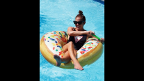 Plaisirs régressifs pour Jennifer Lopez ! Alors qu’elle s’apprête à souffler sa 51e bougie, JLo s’est adonnée aux joies simples et enfantines de l’existence. Une bouée donut XL, quelques rayons de soleil et une piscine lui suffisent pour lui donner le sourire. Elle s’est même amusée à souffler quelques bulles de savon sur la vidéo qu’elle a postée sur son compte Insta. © Instagram @jlo