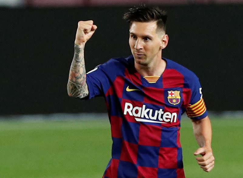 Foto del martes del delantero de Barcelona Lionel Messi celebrando tras marcar el gol 700 de su carrera de tiro penal ante Atletico Madrid