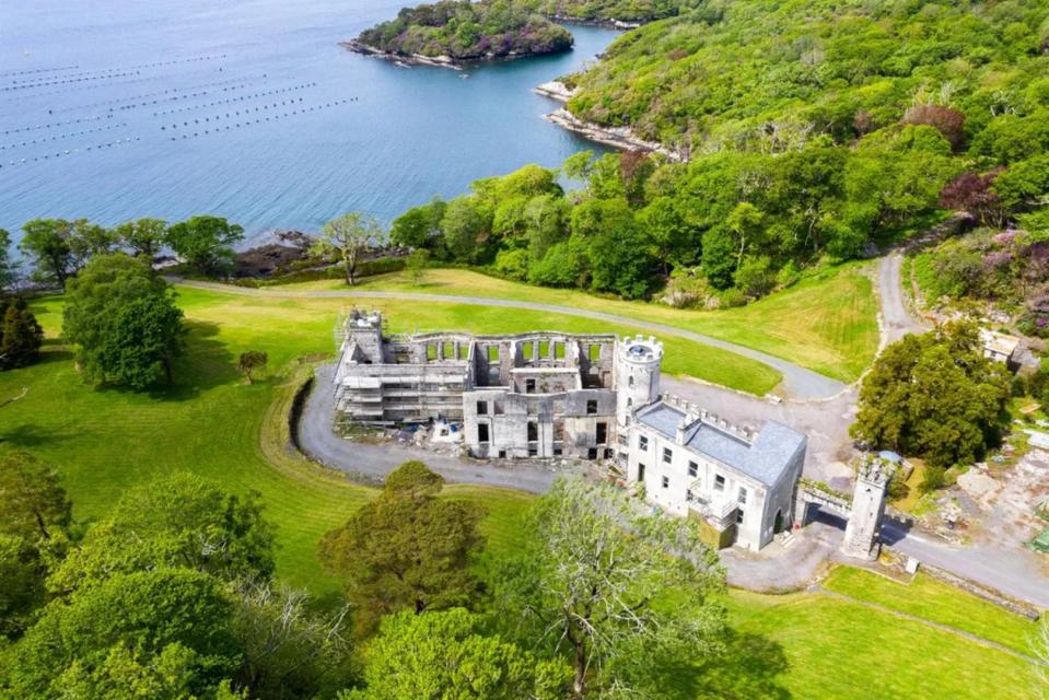 En la imagen, el castillo de Glengarriff, una impresionante propiedad que se encuentra a las afueras de la localidad irlandesa de Cork y que está rodeada de paisajes espectaculares. (Foto: <a href="http://www.christiesrealestate.com/sales/detail/170-l-78051-2006031248185843/glengarriff-castle-glengarriff-west-cork-co-cork-co" rel="nofollow noopener" target="_blank" data-ylk="slk:Christies Real Estate;elm:context_link;itc:0;sec:content-canvas" class="link ">Christies Real Estate</a>).