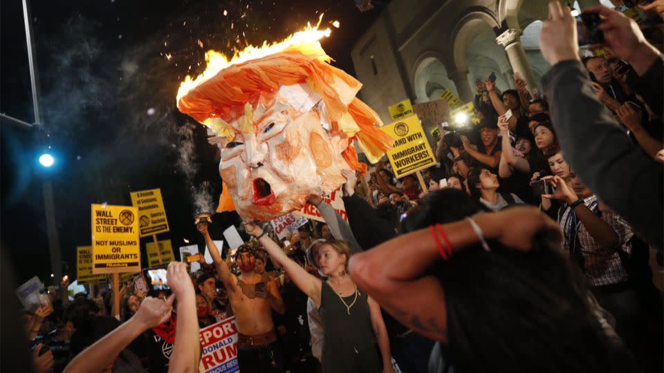 Trump's head effigy was burned near City Hall in California. Photo: Twitter/yamphoto