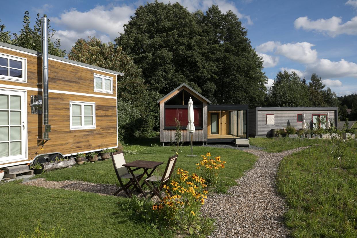 Die erste Tiny House Siedlung Deutschlands befindet sich in Bayern. Ein ähnliches Projekt soll nun auch in Nordrhein-Westfalen entstehen (Symbolbild). - Copyright: picture alliance / SZ Photo | Florian Peljak