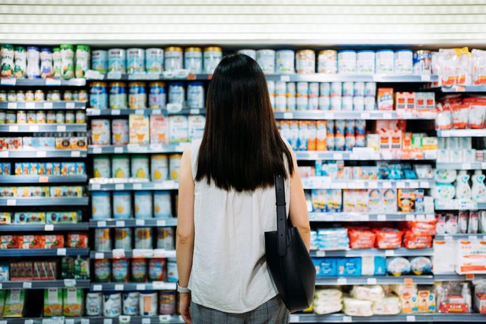 Mujer delante de alimentos enriquecidos