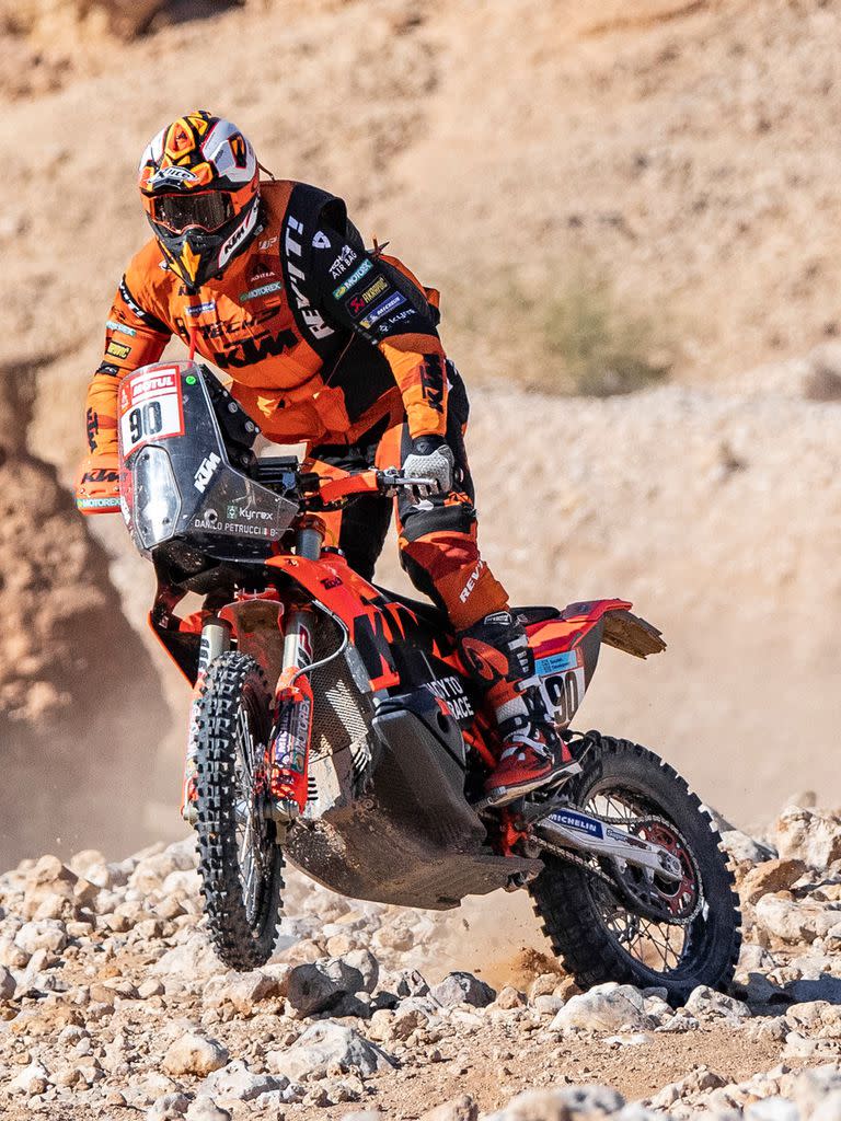Danilo Petrucci pasó de recibir una sanción a beneficiarse por una penalización para ganar la quinta etapa del Dakar en territorio saudita.