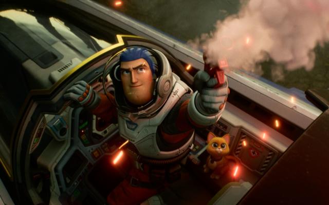 Space Ranger Buzz Lightyear bekommt es bei seinem ersten eigenen Kino-Auftritt mit einem intergalaktischen Bösewicht zu tun. Die Roboter-Katze Sox unterstützt ihn bei seiner schwierigen Mission. (Bild: 2022 Disney/Pixar)