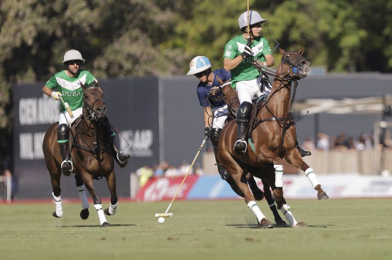 Poroto Cambiaso maniobra en la final delante de su primo Jeta Castagnola