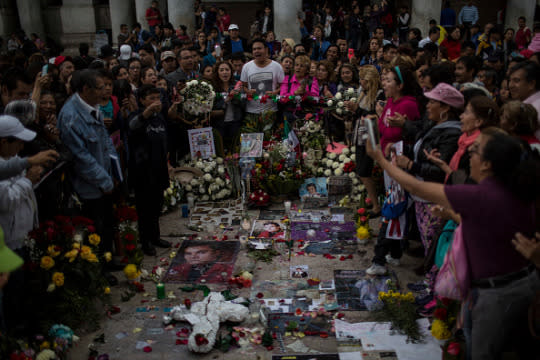 Los fanáticos pusieron un altar afuera del palacio, donde dejaban flores, veladoras y fotos del ídolo.