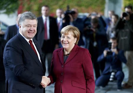 German Chancellor Angela Merkel welcomes Ukrainian President Petro Poroshenko for talks on a stalled peace plan for eastern Ukraine at the chancellery in Berlin, Germany, October 19, 2016. REUTERS/Hannibal Hanschke