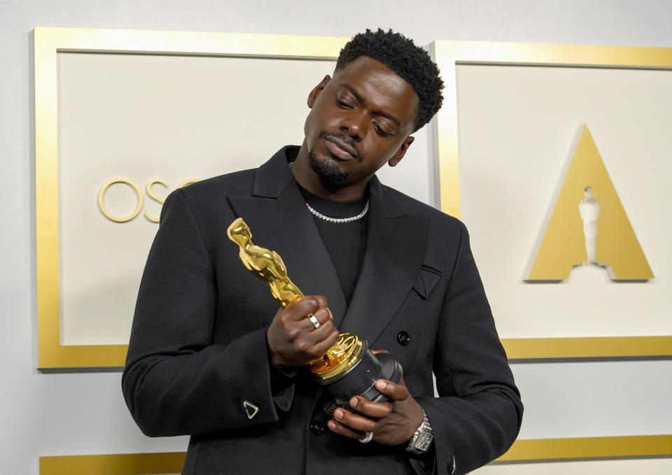 Daniel Kaluuya holding his Oscar