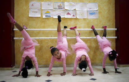 Palestinian girls take part in a ballet dancing course, run by the Al-Qattan Center for Children, in Gaza City November 25, 2015. REUTERS/Suhaib Salem