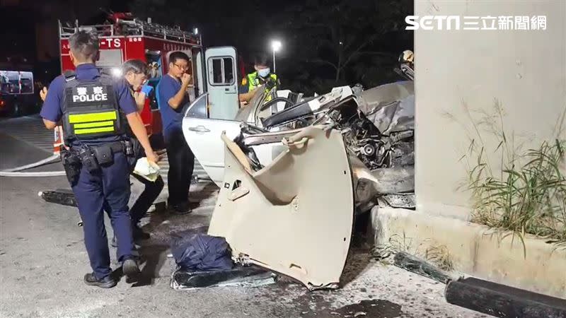 肇事轎車失控自撞，車體全毀，駕駛命危送醫。（圖／翻攝畫面）