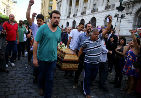 Brazil's presidential pre-candidate of the Socialism and Freedom Party (PSOL) Guilherme Boulos helps to carry the coffin of councilwoman Marielle Franco outside the Legislative Assembly in Rio de Janeiro, Brazil, March 15, 2018. REUTERS/Pilar Olivares