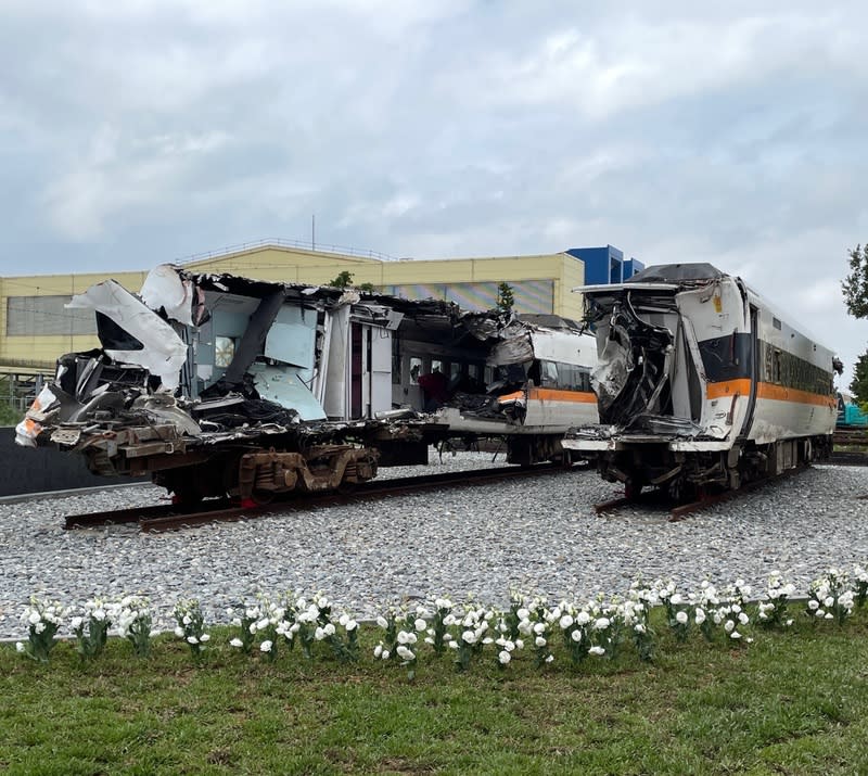 台鐵於3月29日將受損最為嚴重的第7、8節車廂，從和仁站運抵富岡基地，完成臨時安置。（中央社照片）