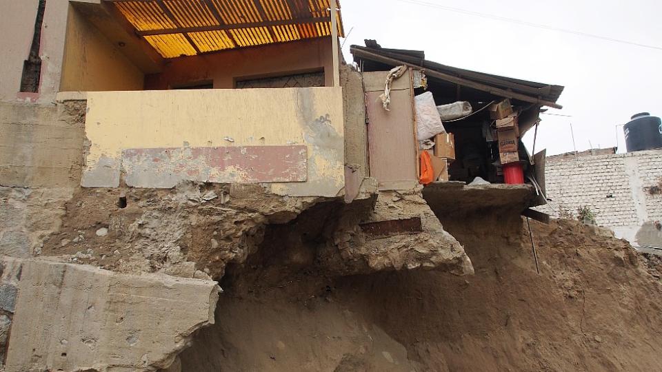 Casa suspendida sobre apenas una parte de sus cimientos debido a un deslave en San Antonio del Pedregal, Chosica, Lima, Perú