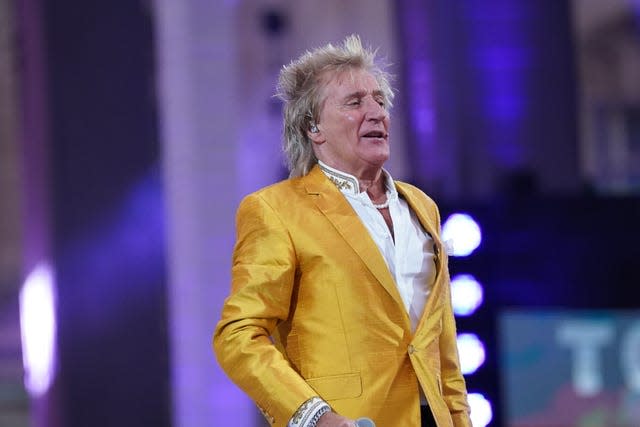 Sir Rod Stewart dedicates song to Ukraine